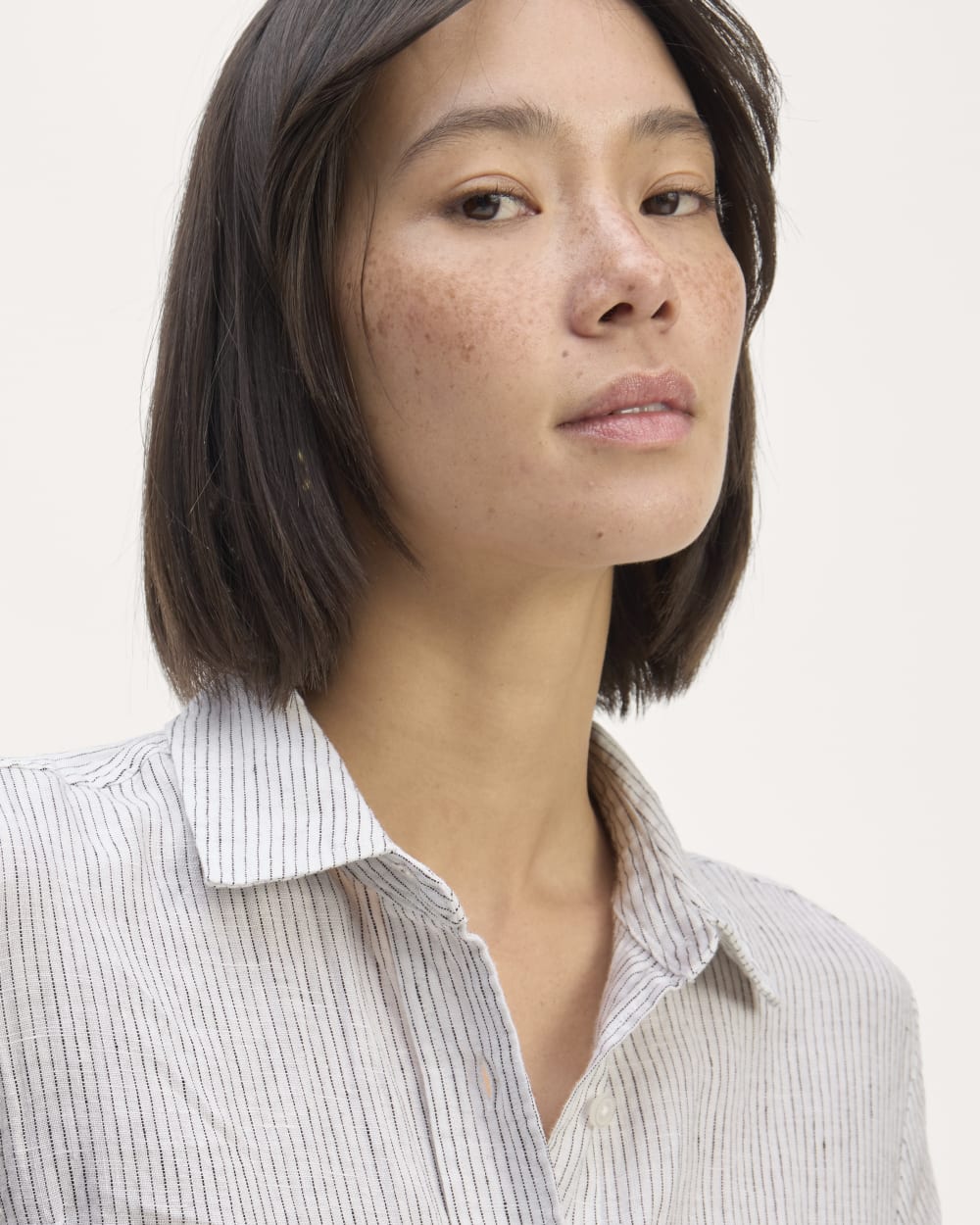 The Daytripper Dress in Linen in White / Black — detail view