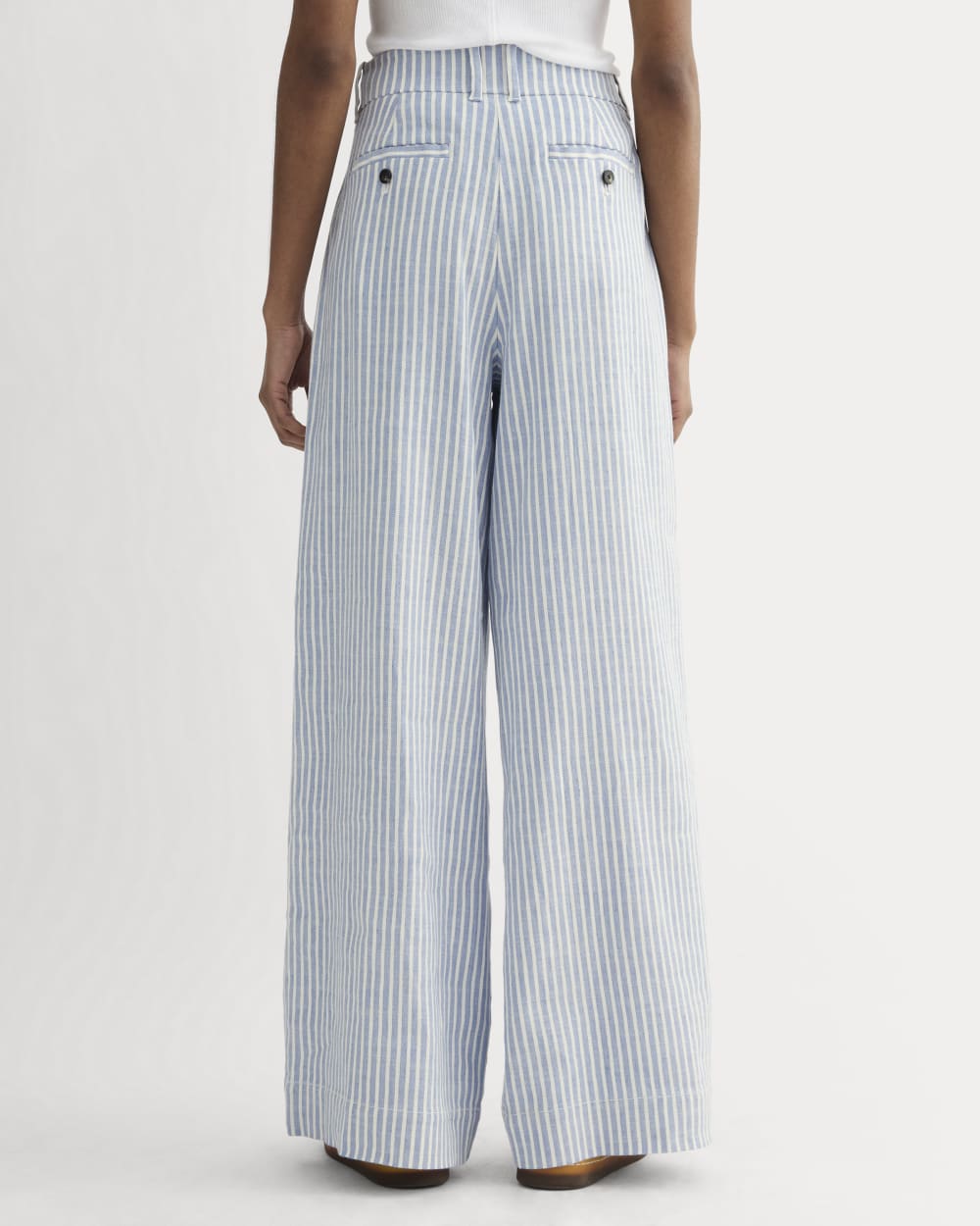 The Wide-Leg Pant in Stretch Linen in Bluebell / Bone — detail view