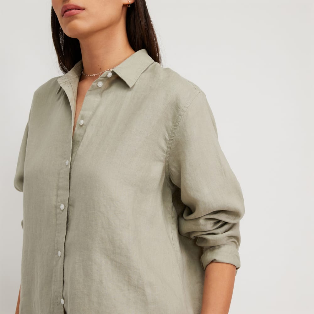 The Must-Have Shirt in Linen in Seagrass — detail view