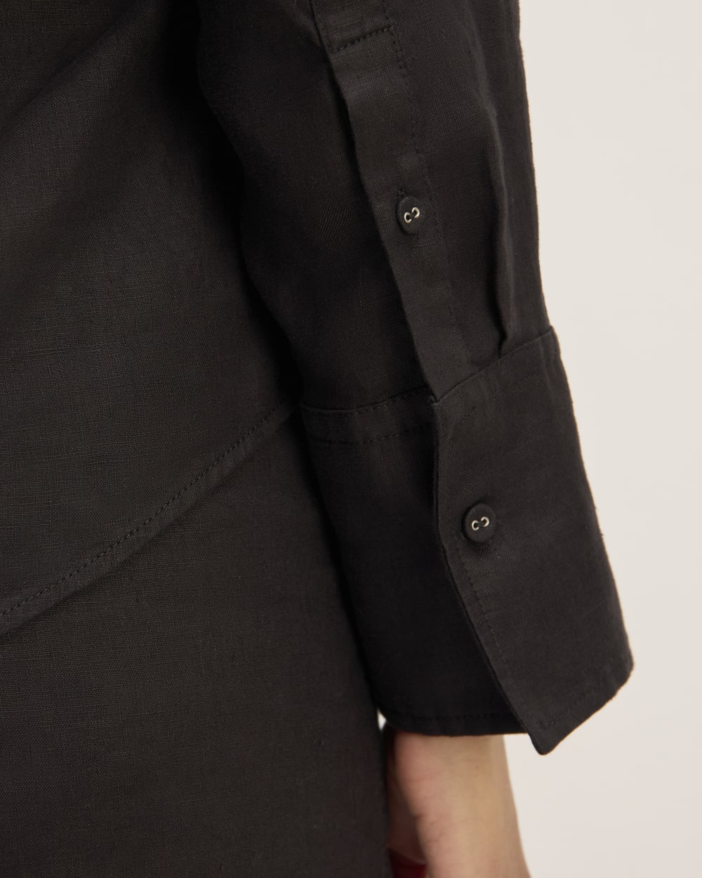 The Popover Shirt in Linen in Black — detail view