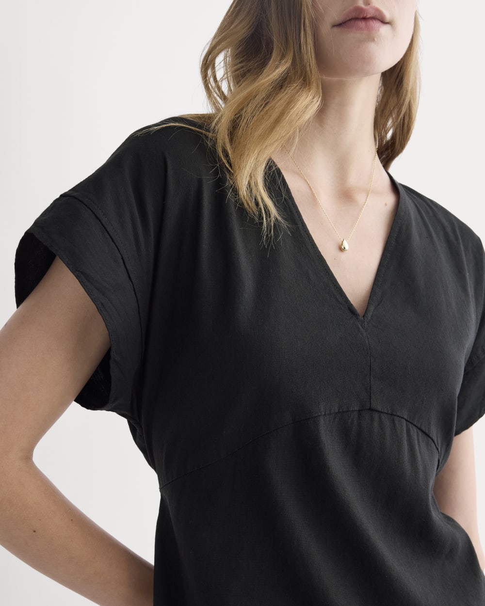 The Tie-Back Dress in Stretch Linen in Black — detail view
