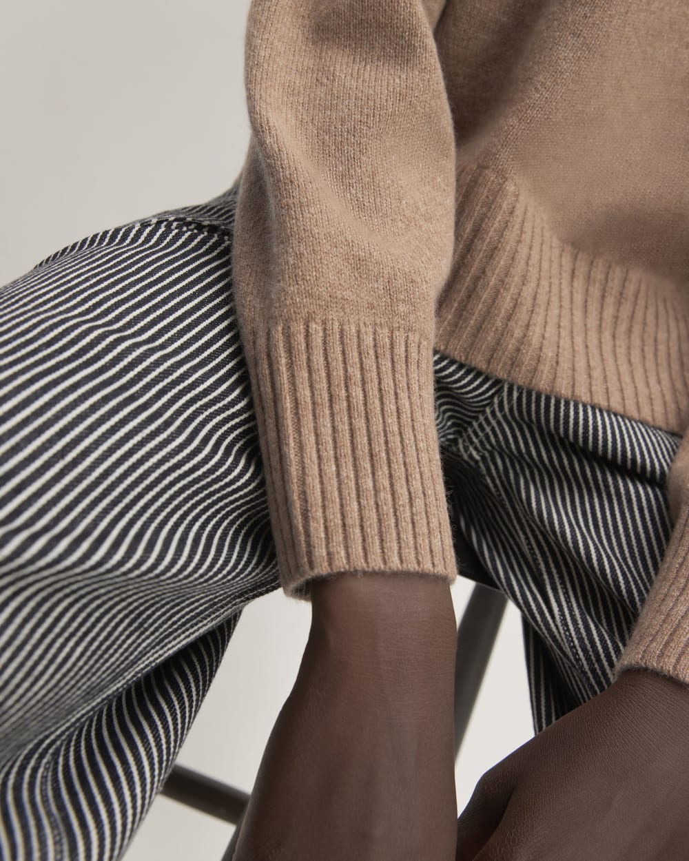 The Boxy Crew in Cashmere in Heathered Woodsmoke — detail view