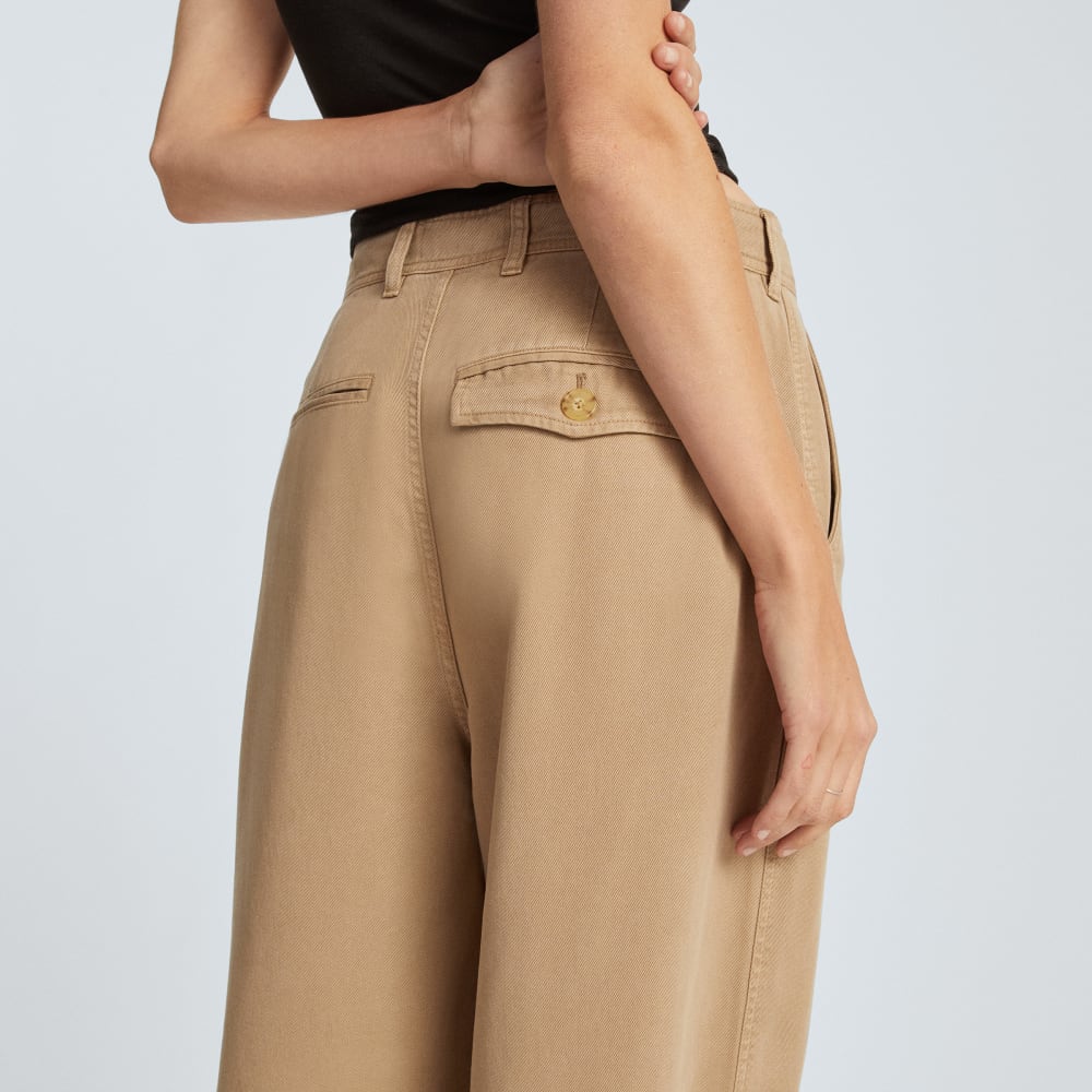 The Chino in Buttersoft in Dark Khaki — detail view
