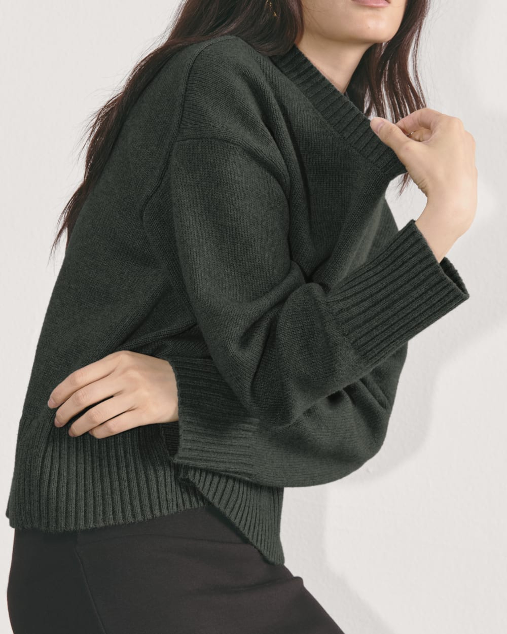 The Boxy Sweater in Everyday Cotton in Scarab — detail view