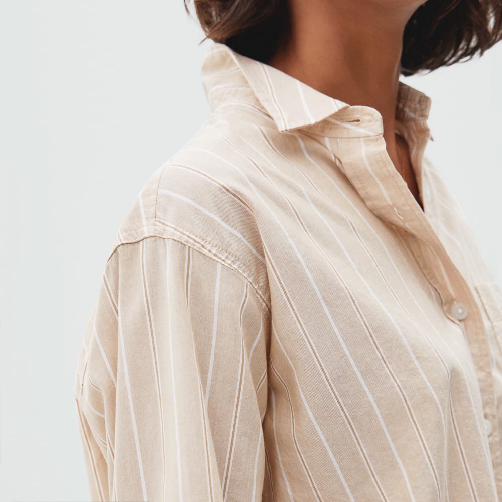 The Way-Short Shirt in Silky Cotton in Golden Brown / White — detail view