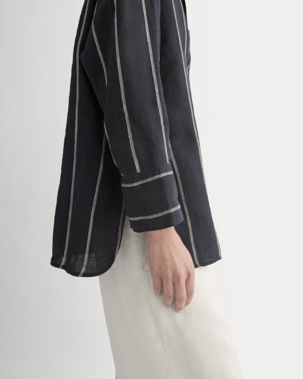 Popover Shirt in Linen in Black — detail view