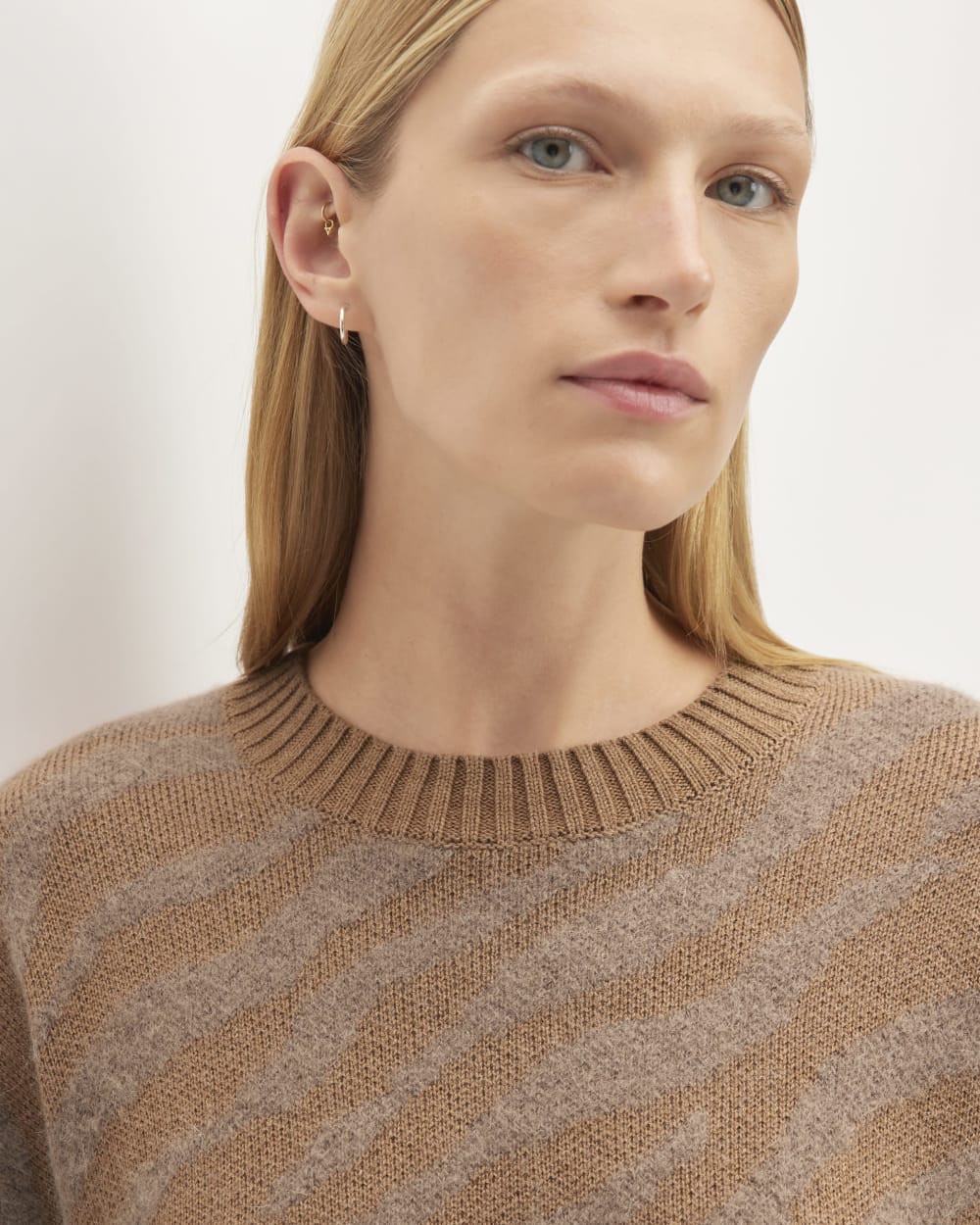 The Alpaca Tiger Jacquard Crewneck in Camel / Medium Brown — detail view