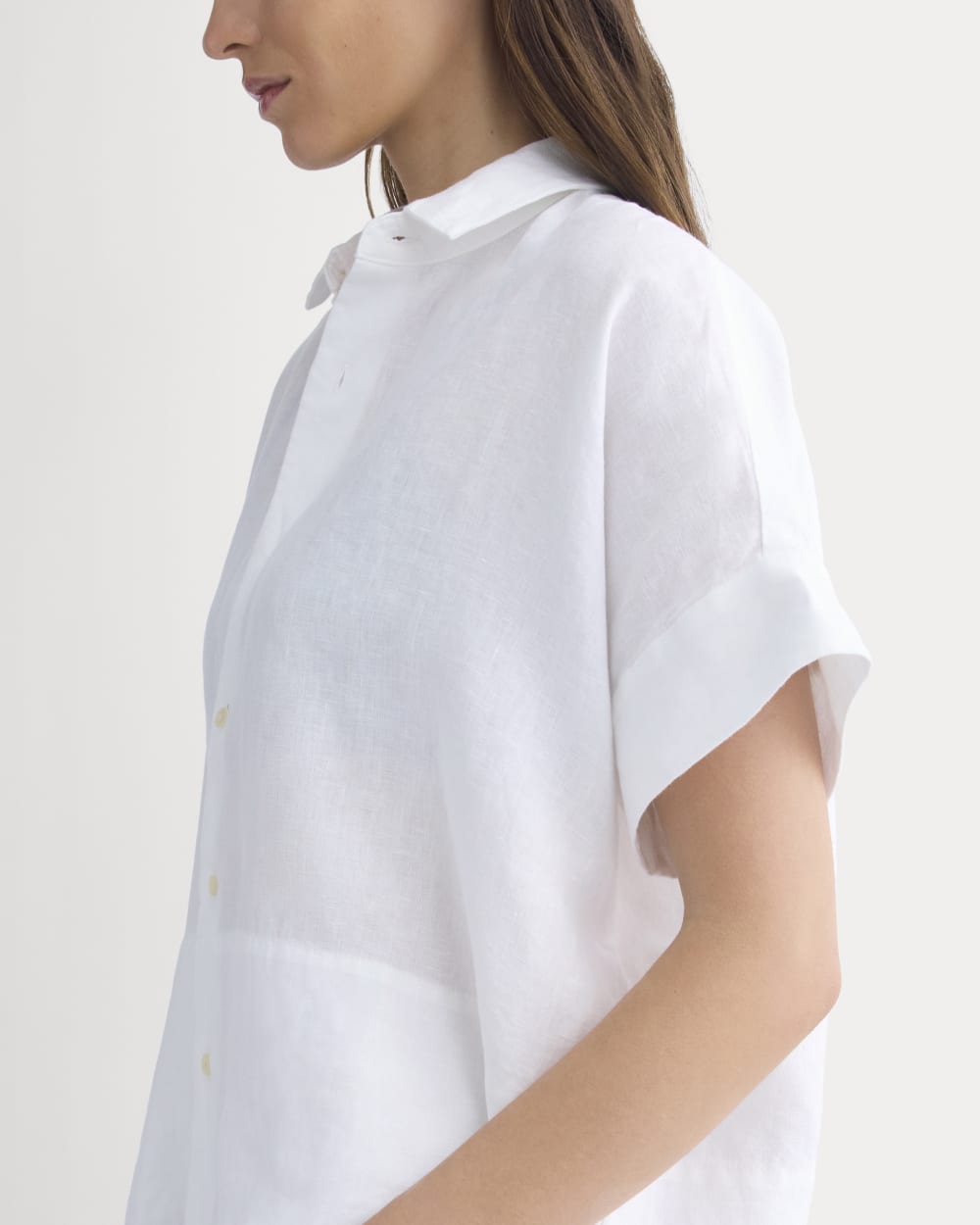 The Boxy Shirt in Linen in White — detail view