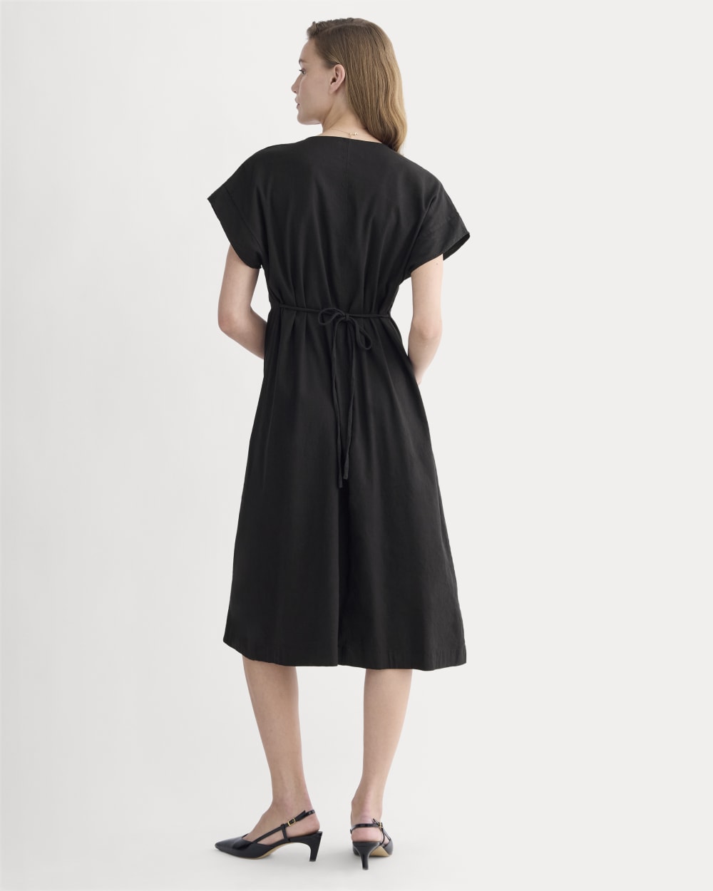 The Tie-Back Dress in Stretch Linen in Black — detail view