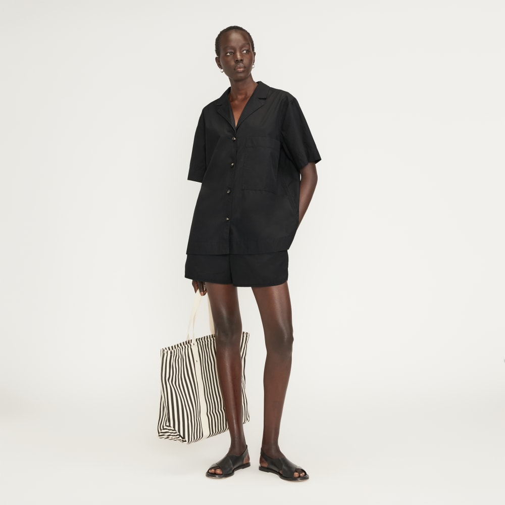 The Poplin Shirt in Black — detail view