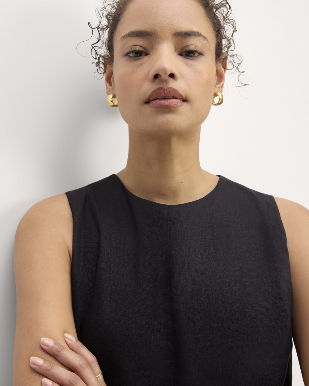 The Linen Belted Midi Dress in Black — detail view