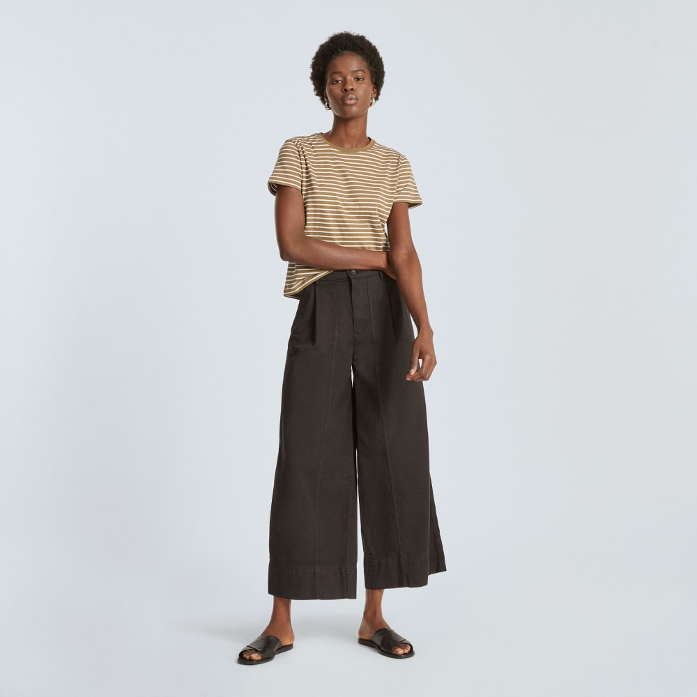 The Box-Cut Tee in Essential Cotton in Olive / Tan — detail view