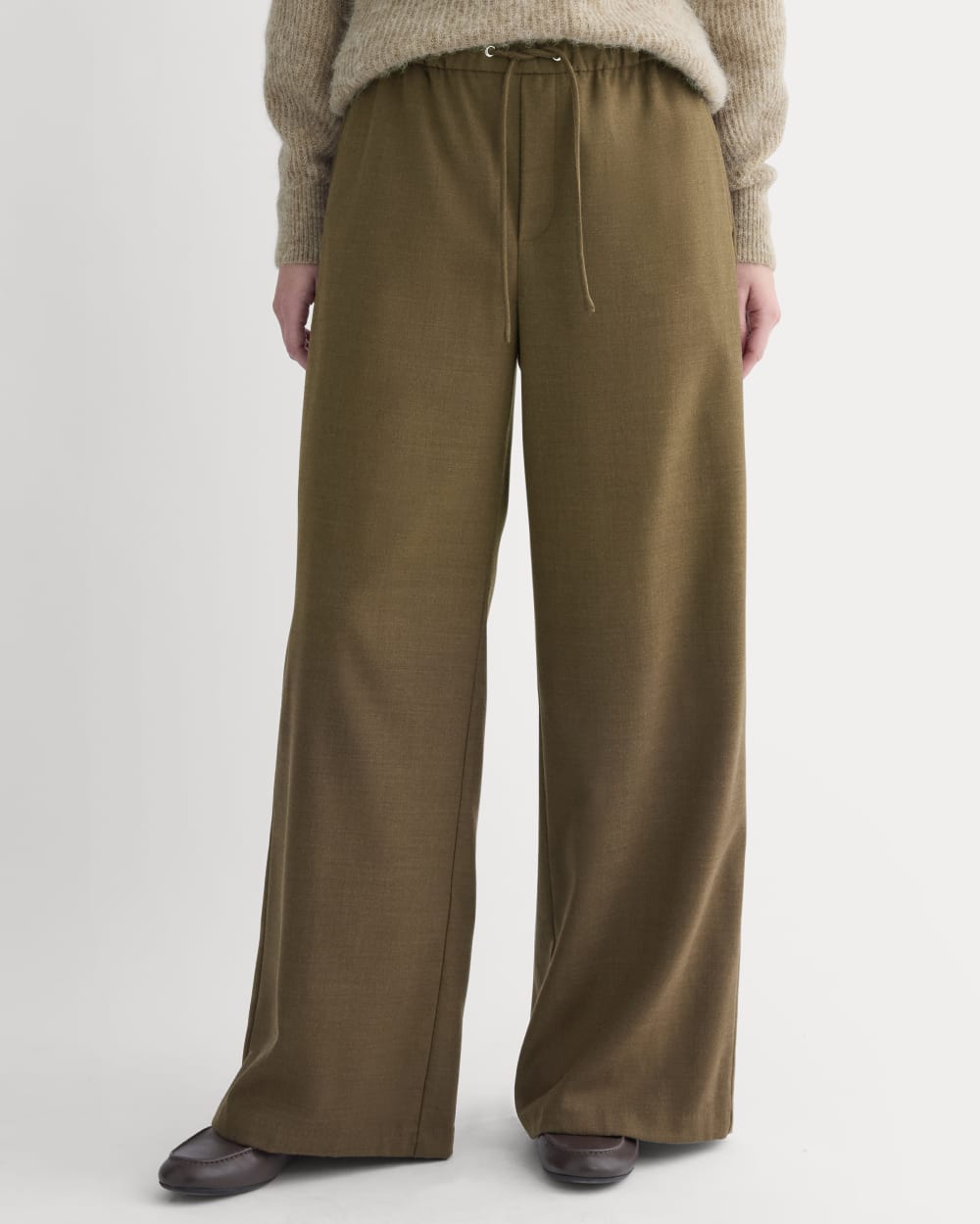 The Pull-On Trouser in Tailor Twill in Heathered Cocoa — detail view