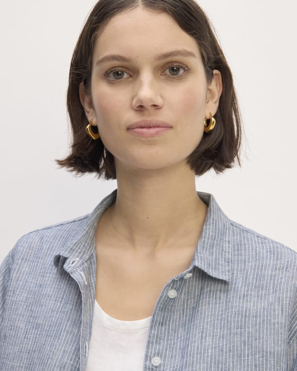 The Must-Have Shirt in Linen in White / Blue — detail view