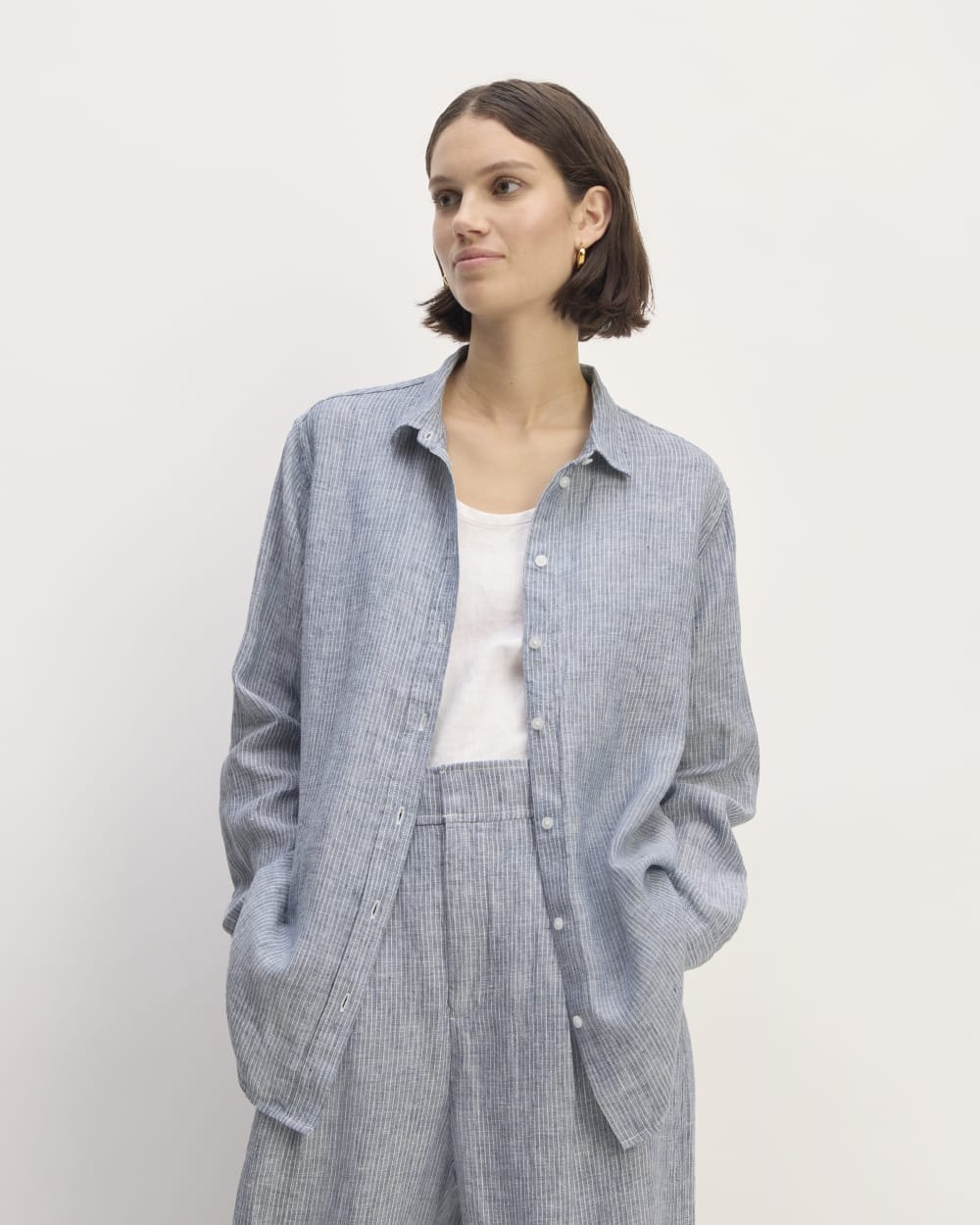 The Must-Have Shirt in Linen in White / Blue — front view