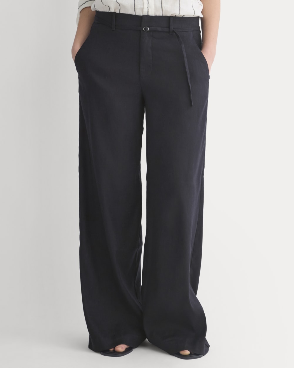 Wide-Leg Belted Pant in Stretch Linen in Black — detail view