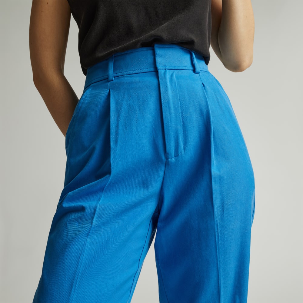 The Draper Tapered Pant in Buttersmooth in Brilliant Blue — detail view