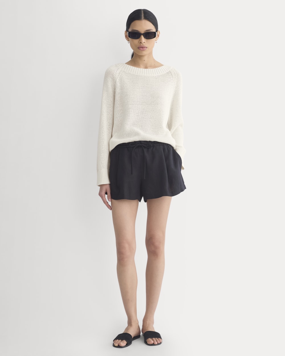 Flowy Short in Linen in Black — detail view