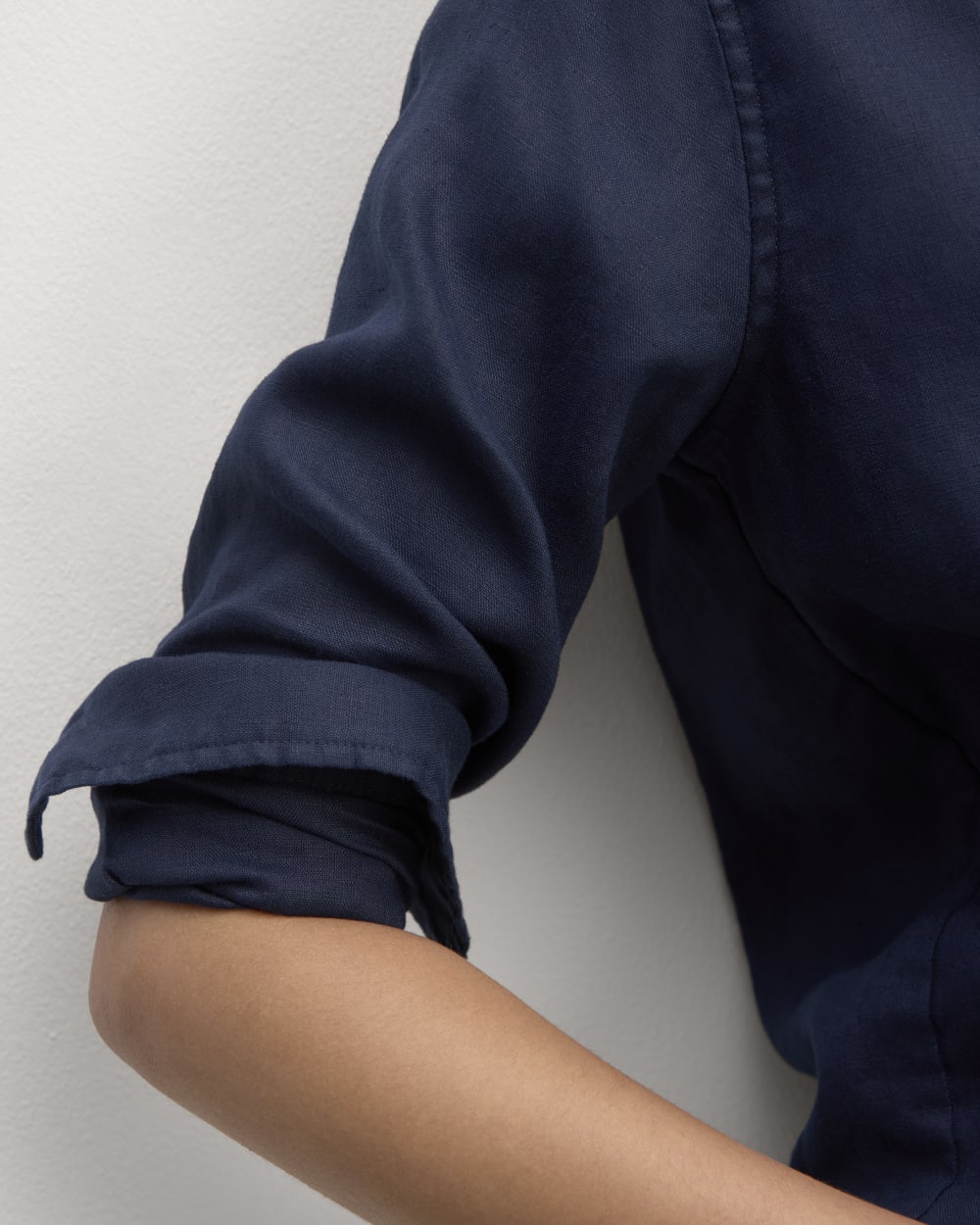 The Must-Have Shirt in Linen in Navy — detail view