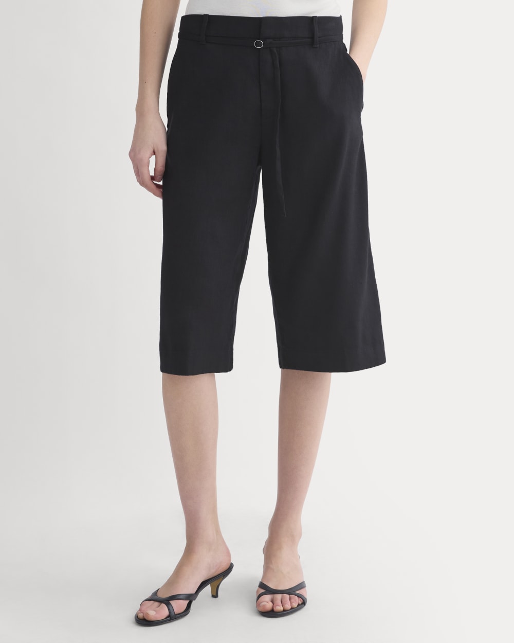 Long Tailored Short in Stretch Linen in Black — detail view