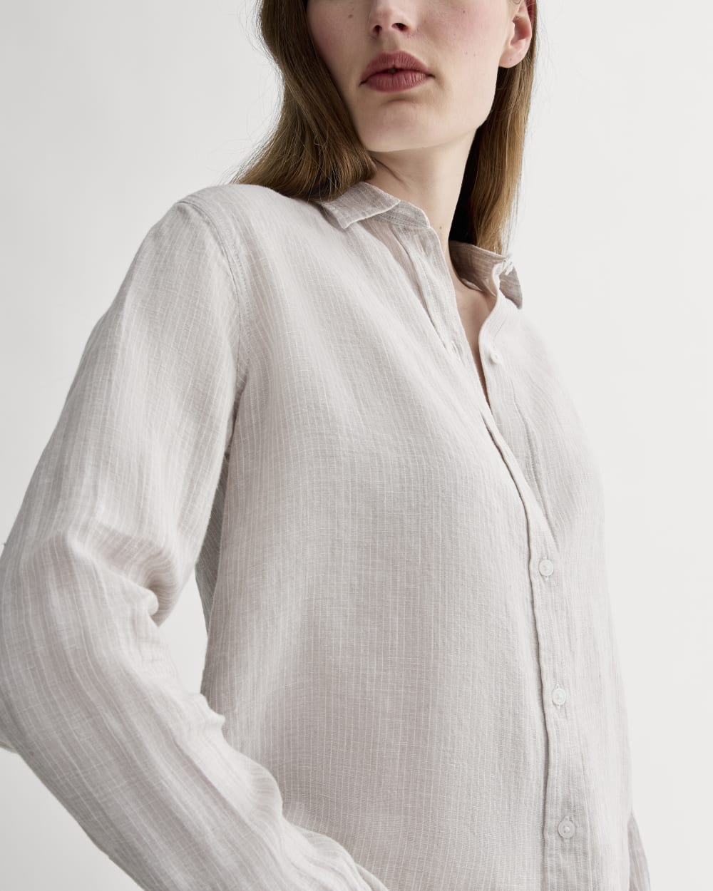 The Must-Have Shirt in Linen in Stone / White — detail view