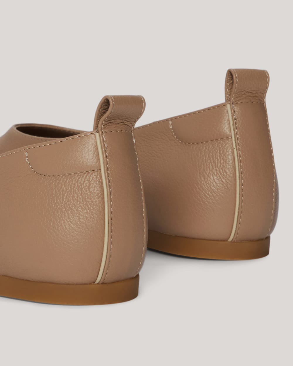 The Day Glove in Narrow Fit in Tan — detail view