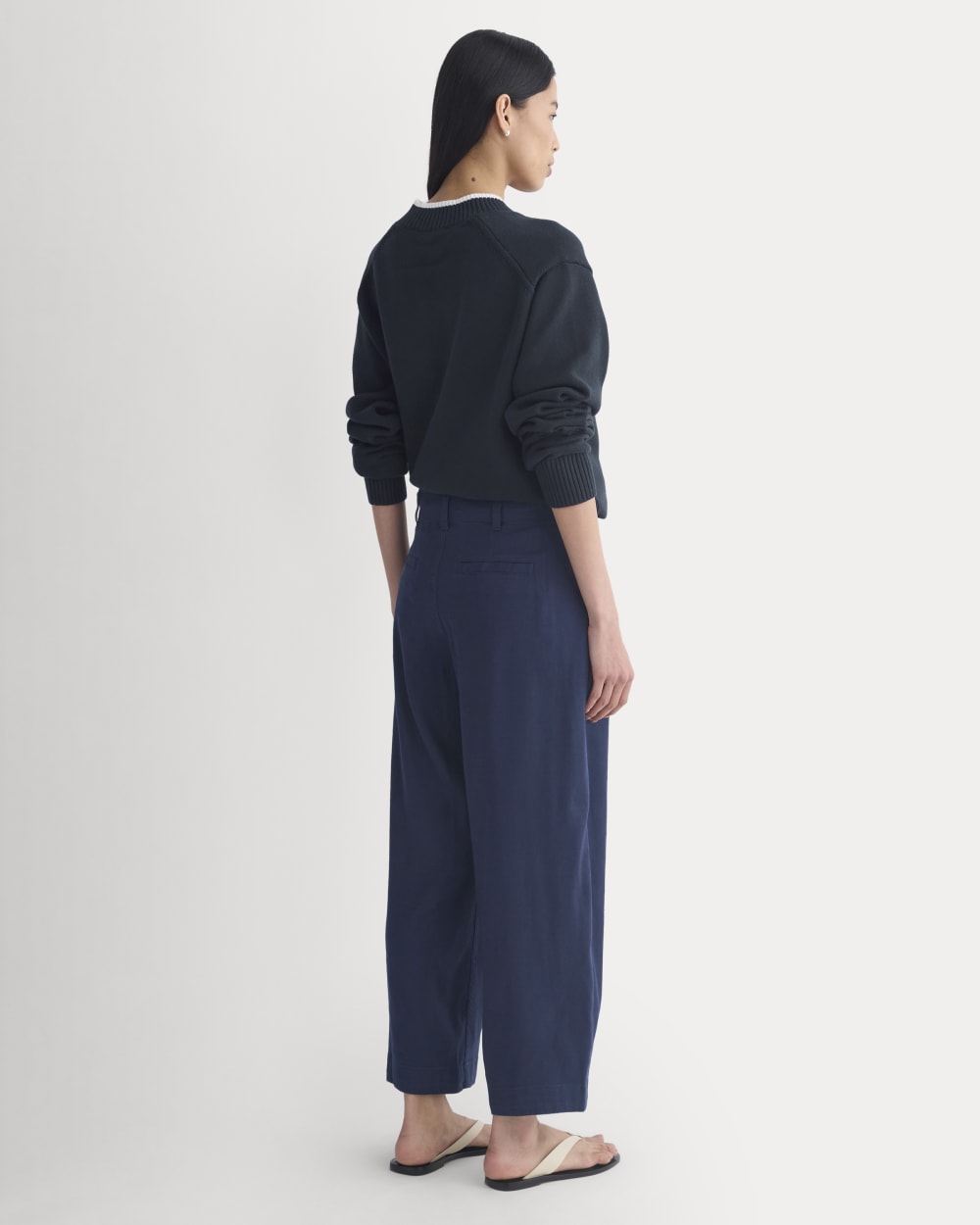 The Everywhere Pant in Stretch Linen in Navy — detail view