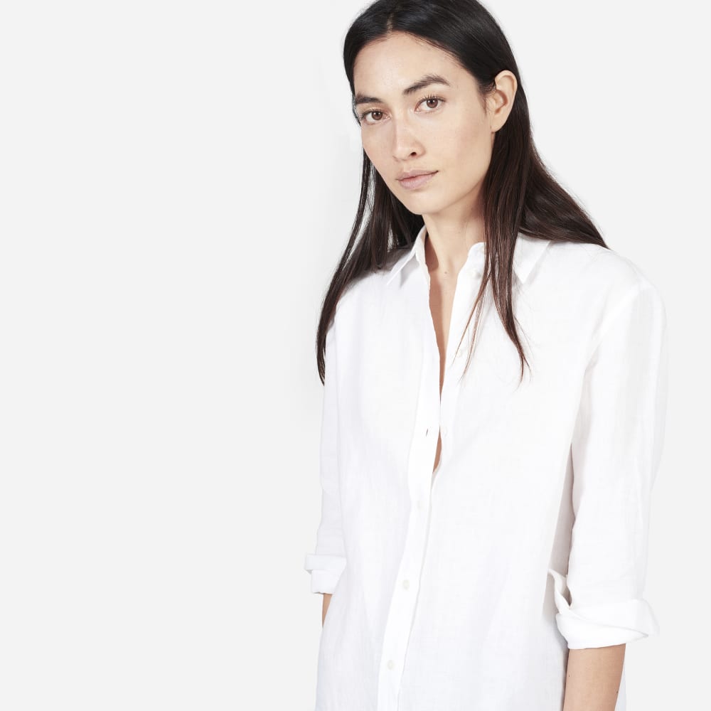 The Must-Have Shirt in Linen in White — detail view