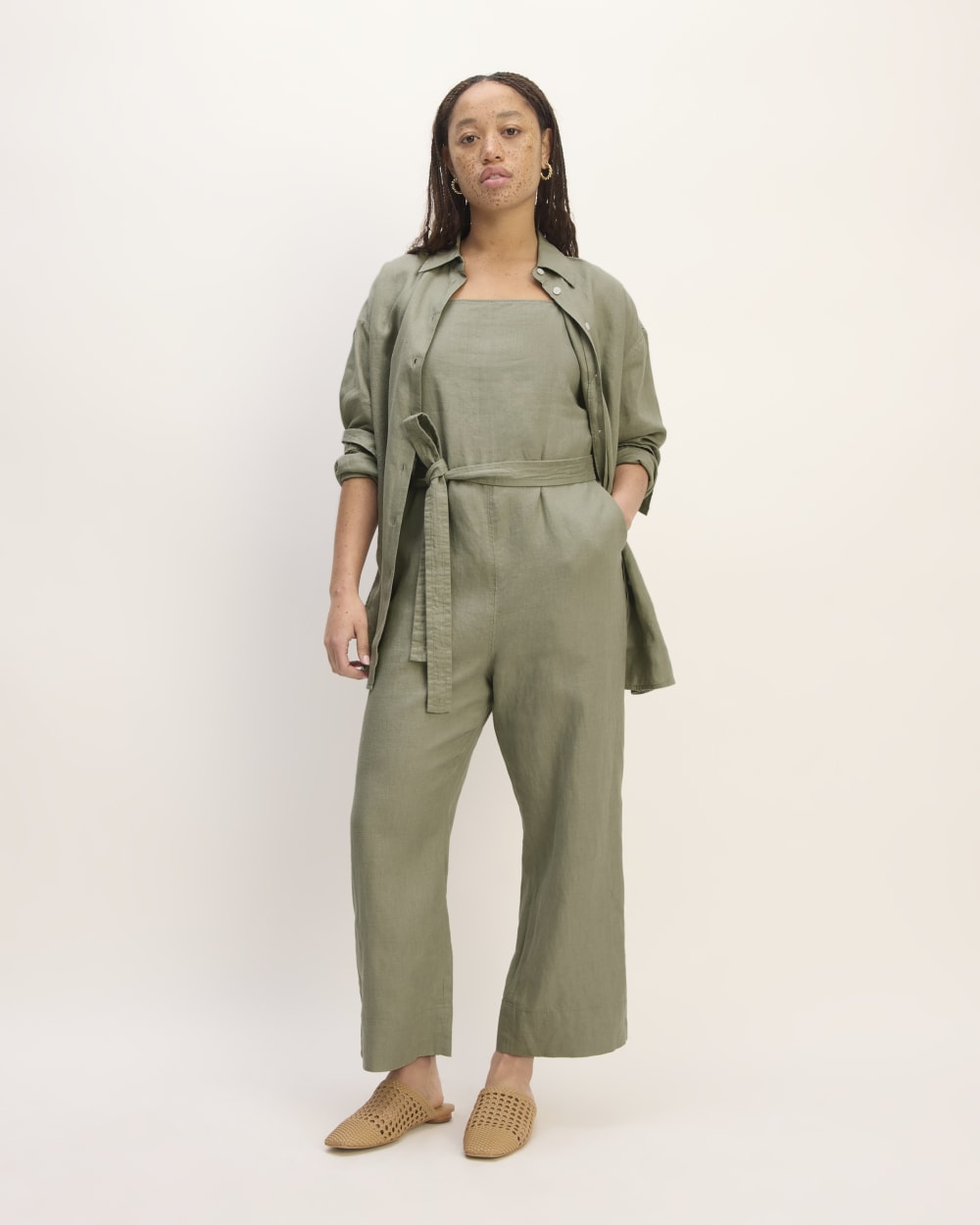The Boyfriend Shirt in Linen in Sage Green — detail view