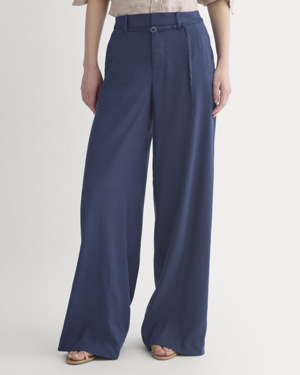 Wide-Leg Belted Pant in Stretch Linen in Navy — detail view