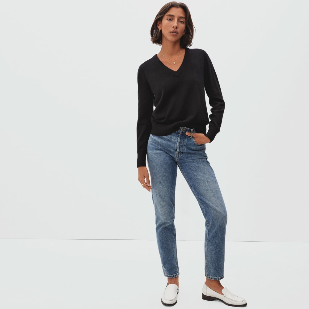 The Cashmere V-Neck in Black — detail view