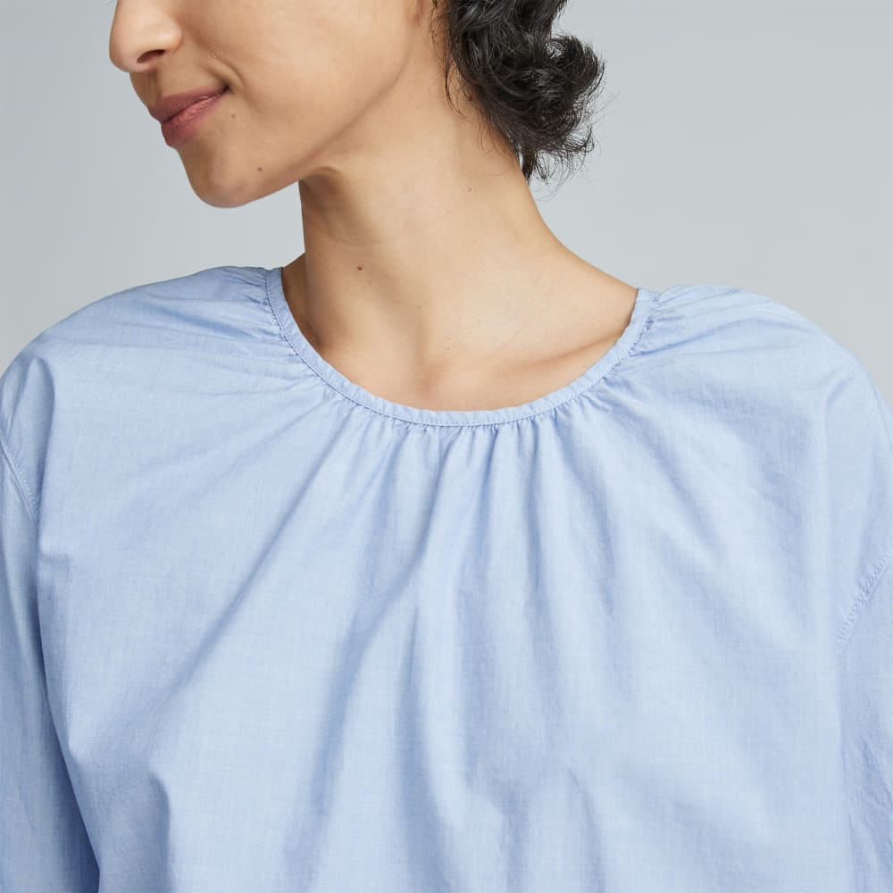 The Poplin Breeze Shirt in Light Blue — detail view