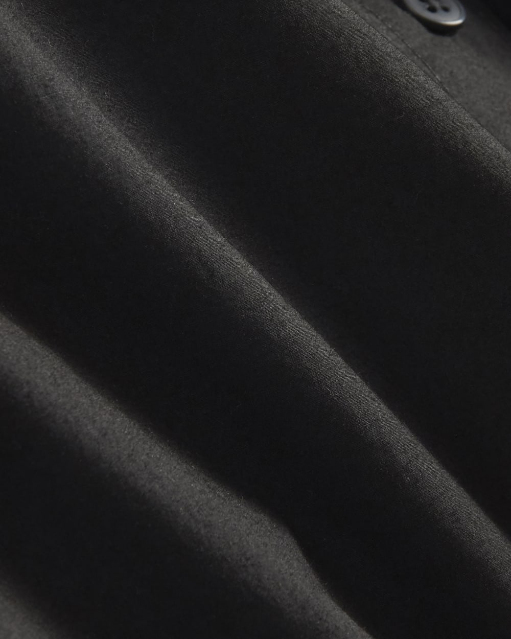 The Boyfriend Shirt in Ultrasoft Cotton in Black — detail view