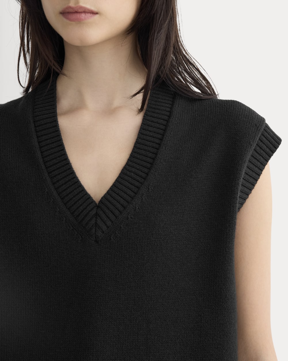 The Boxy Vest in Everyday Cotton in Black — detail view