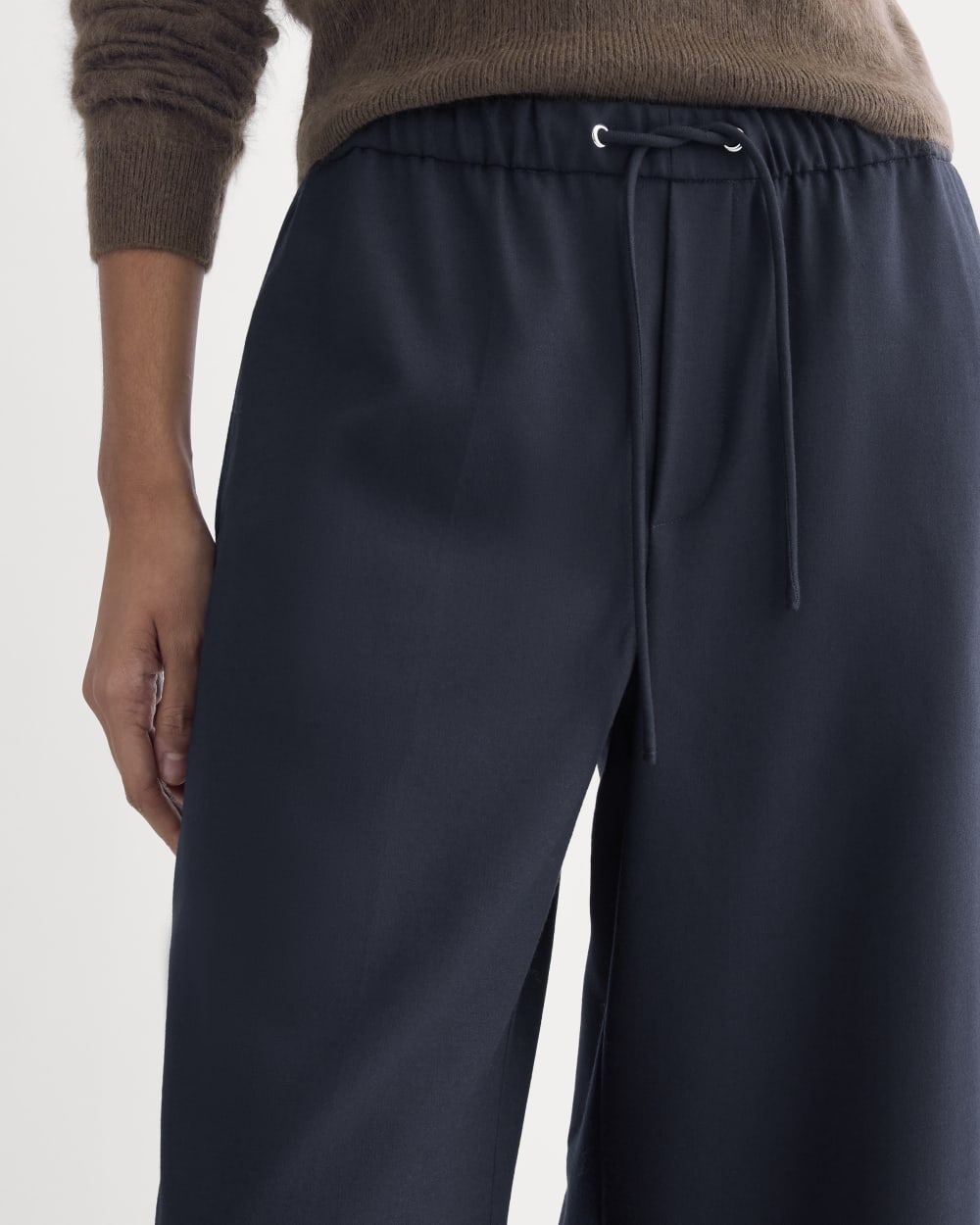 The Pull-On Trouser in Tailor Twill in Midnight Navy — detail view