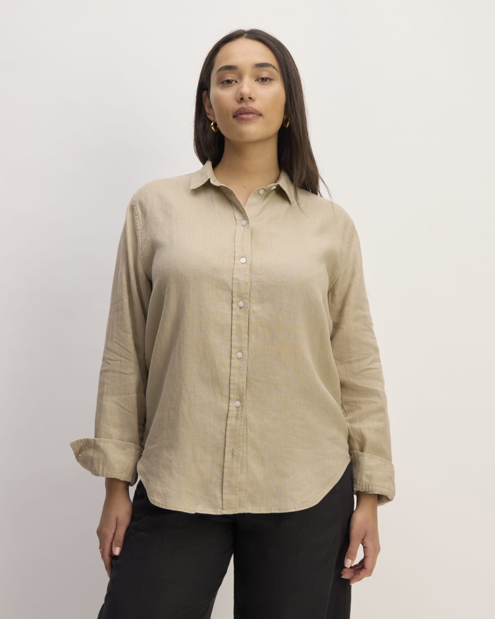 The Must-Have Shirt in Linen in Trench Coat Khaki — front view