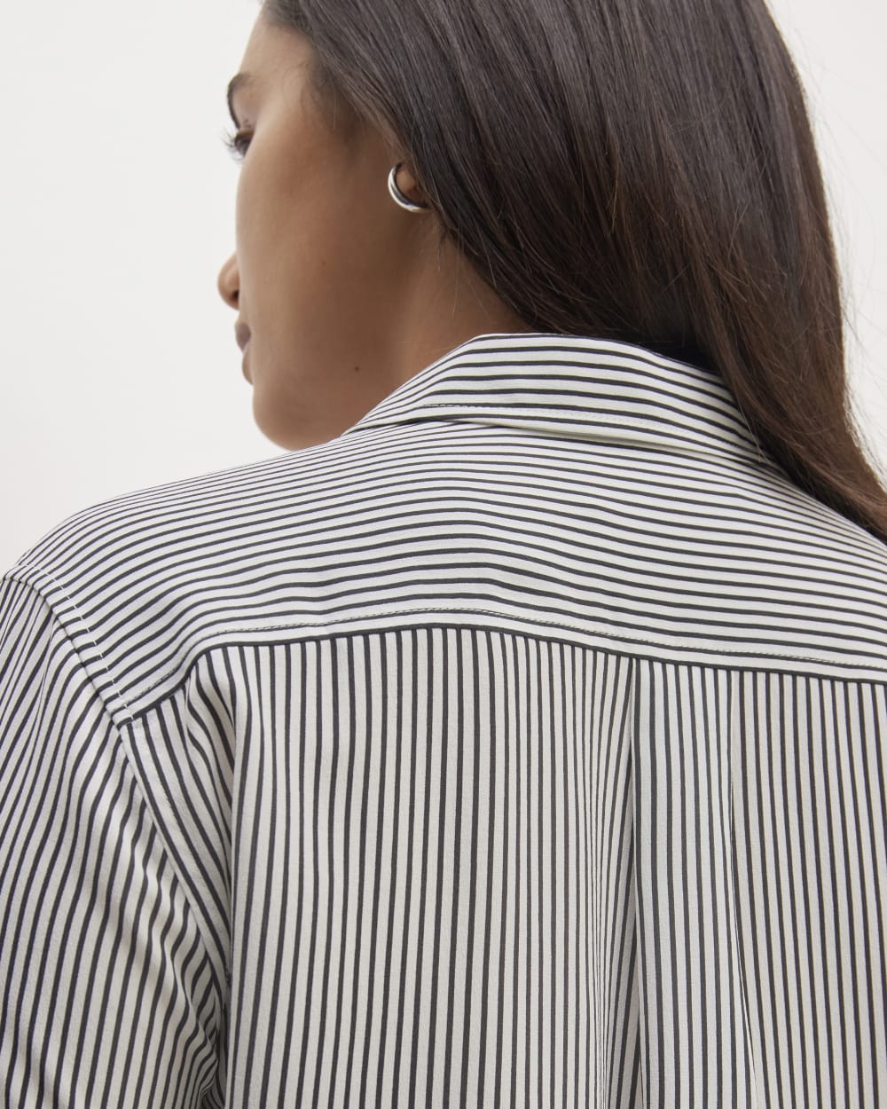 The Utility Shirt in Washable Silk in Black / White — detail view