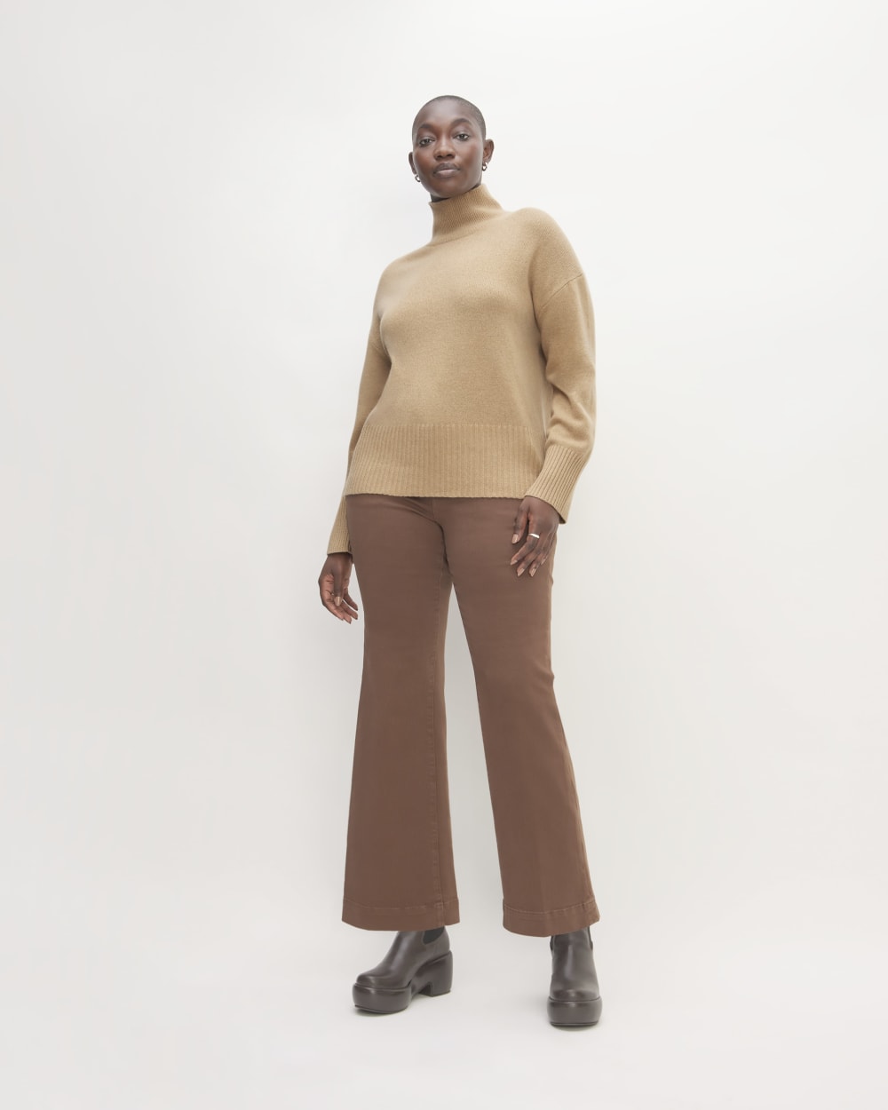The Cashmere Oversized Turtleneck in Light Camel — detail view