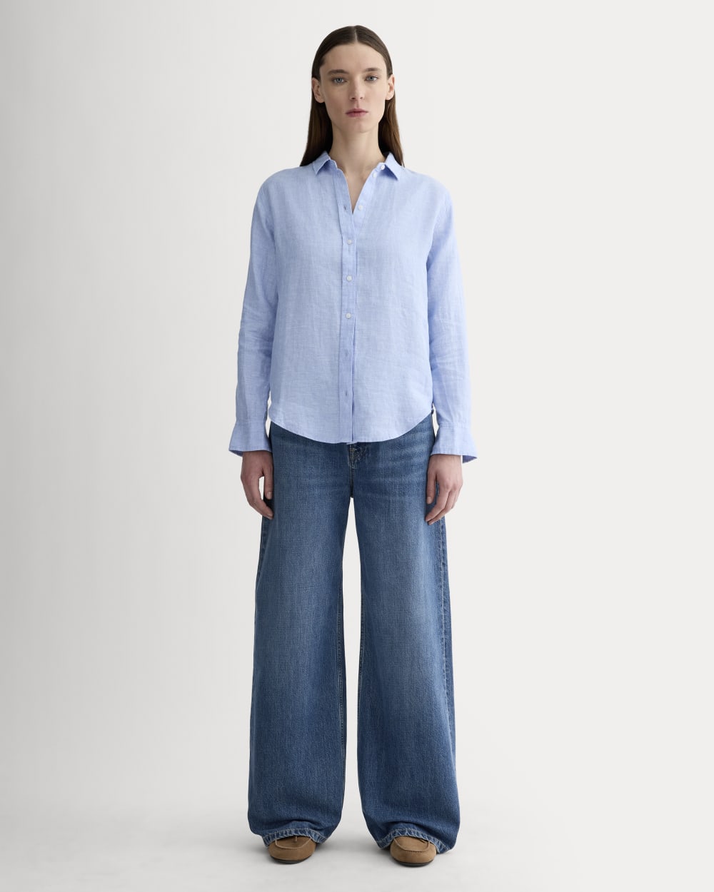 The Must-Have Shirt in Linen in Light Blue — detail view