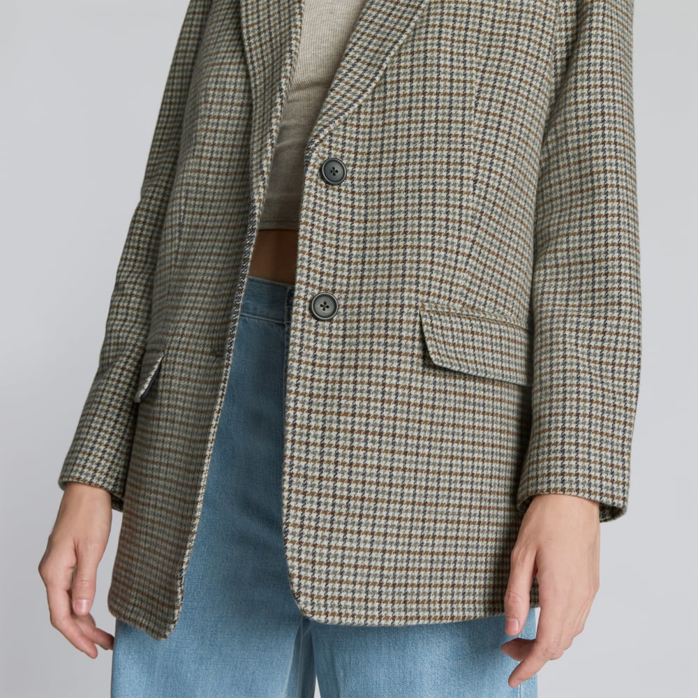 The Oversized Blazer in Wool in Pewter Houndstooth — detail view