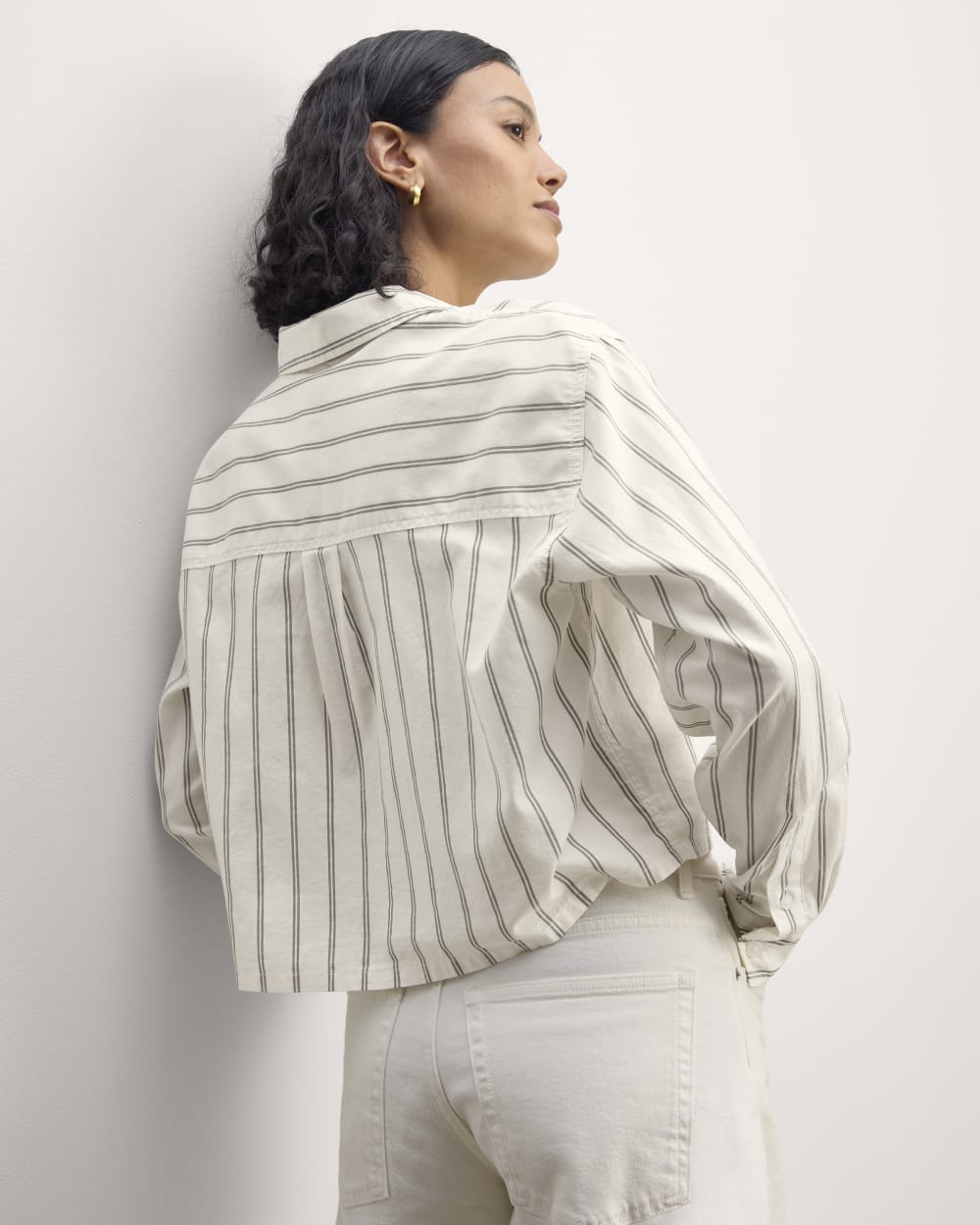 The Way-Short Shirt in Silky Cotton in Bone / Black — detail view