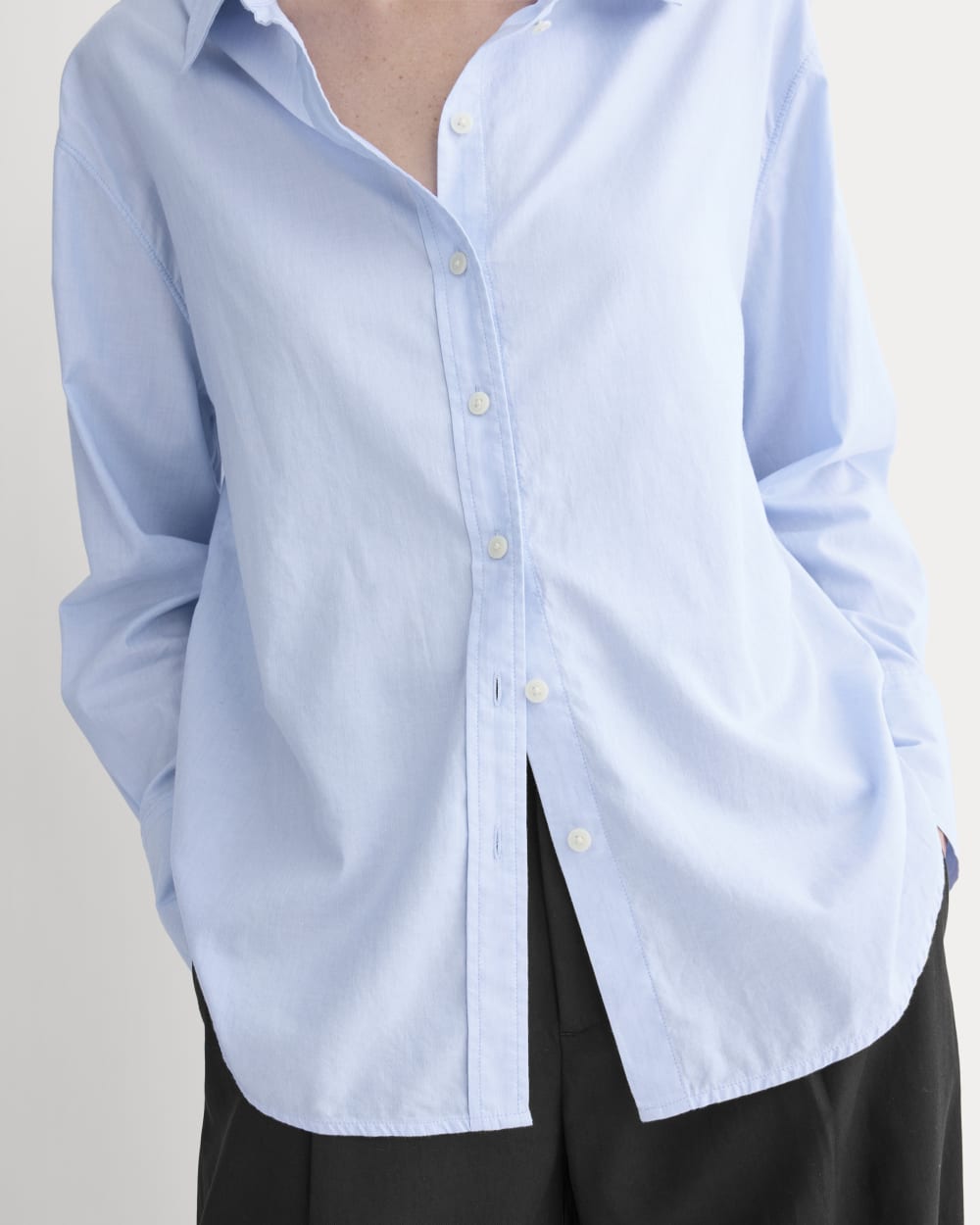 Everyday Shirt in Silky Cotton in Light Blue — detail view