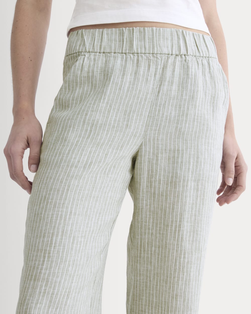 The Linen Easy Pant in Oil Green / White — detail view