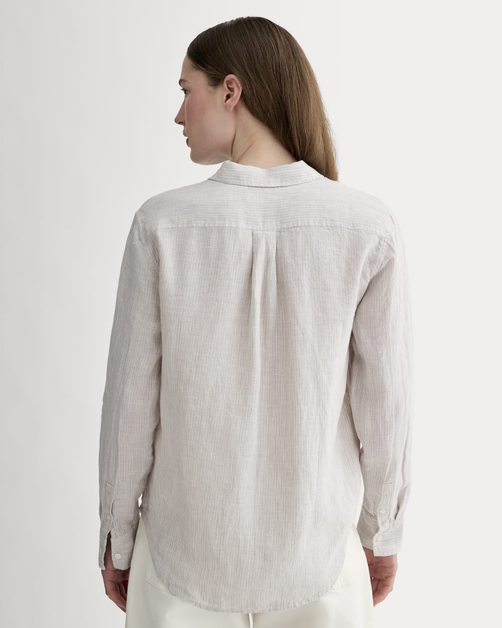 The Must-Have Shirt in Linen in Stone / White — detail view