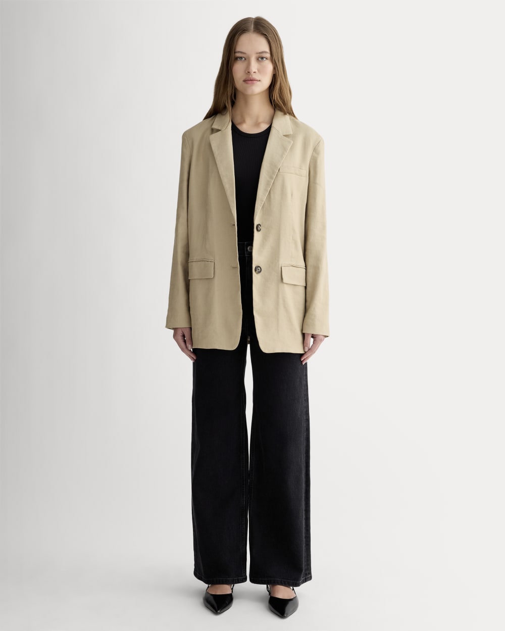 The Oversized Blazer in Stretch Linen in Trench Coat Khaki — detail view