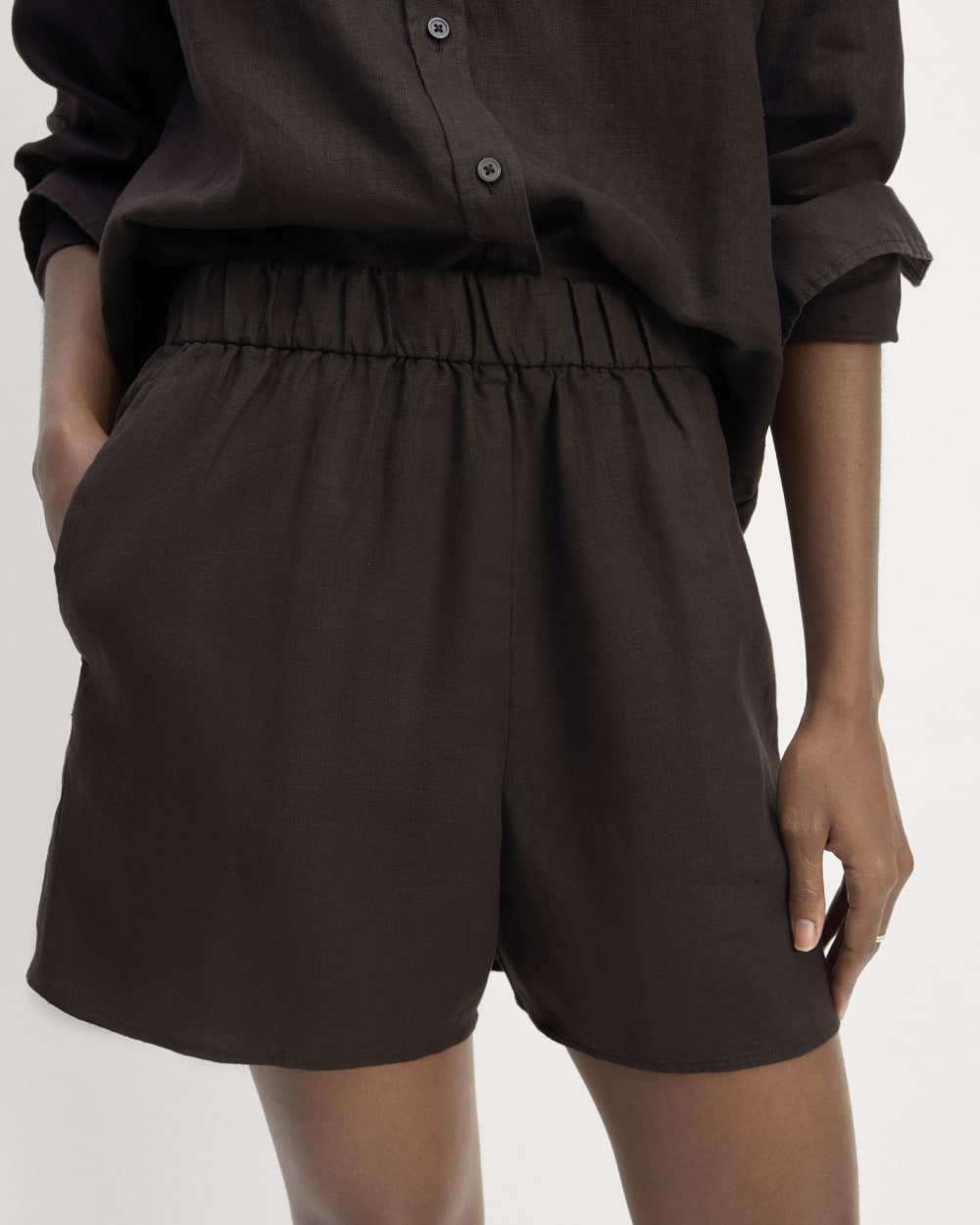 The Linen Easy Short in Black — detail view