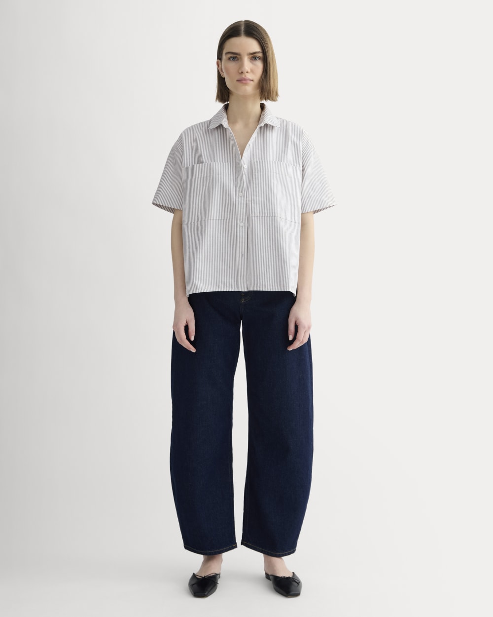 The Short-Sleeve Boxy Oxford in Charcoal / White — detail view