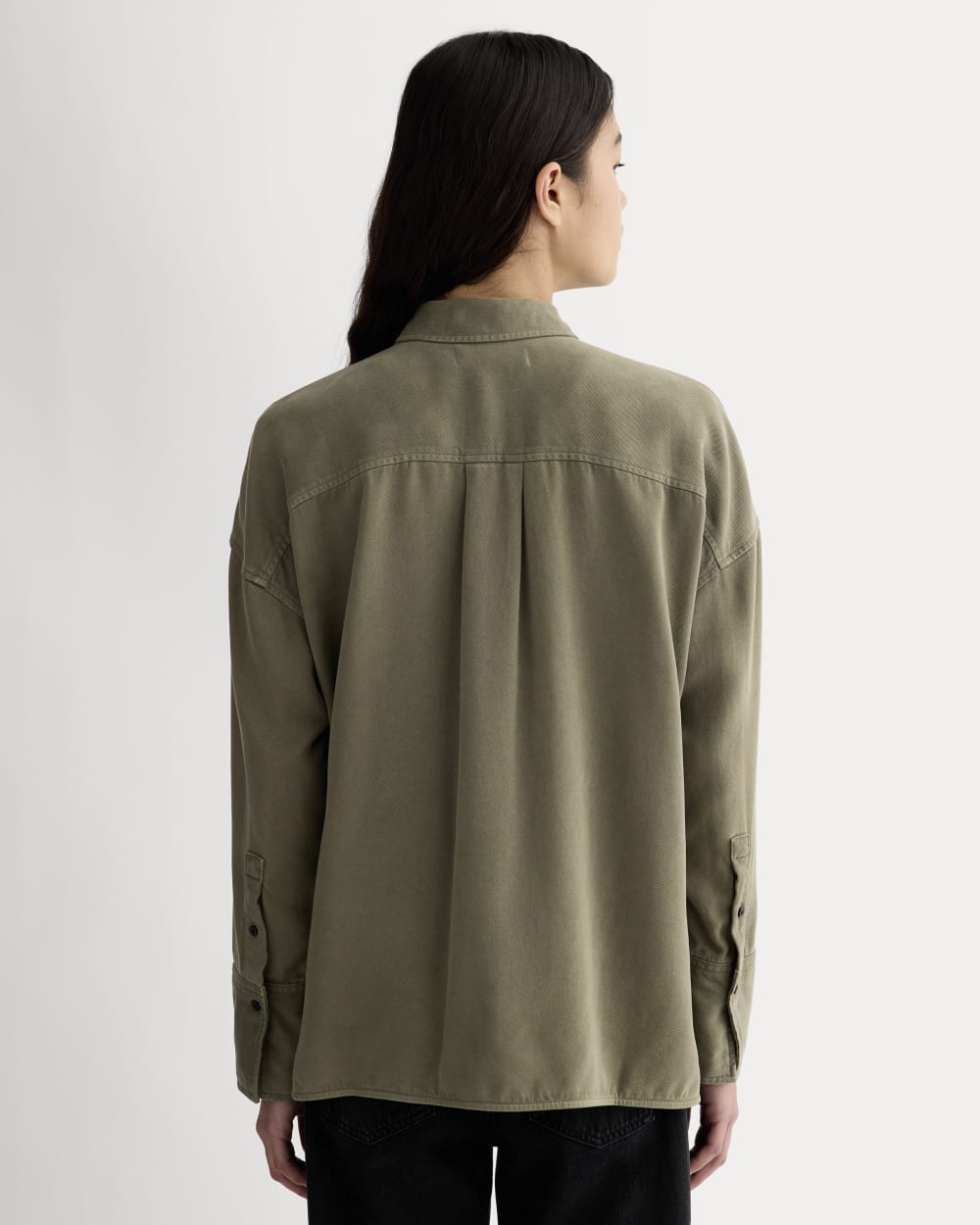 The Boxy Overshirt in Buttersoft in Kalamata — detail view