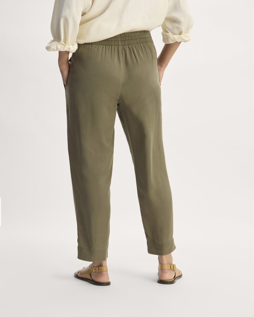 The Tapered Pant in Butterlite in Kalamata — detail view