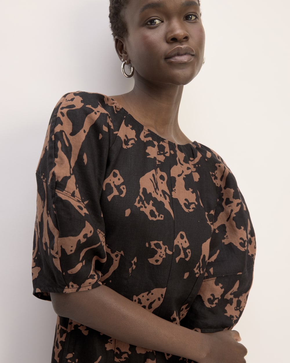 The Linen Short-Sleeve Scoop Midi Dress in Carob Brown Abstract — detail view